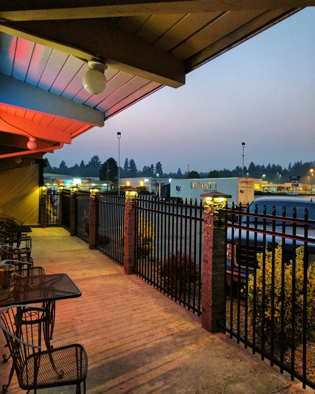 Cloverleaf Sports Bar & Grill | restaurant | 1240 Hollis St, Bremerton, WA 98310, USA | 3603778516 OR +1 360-377-8516