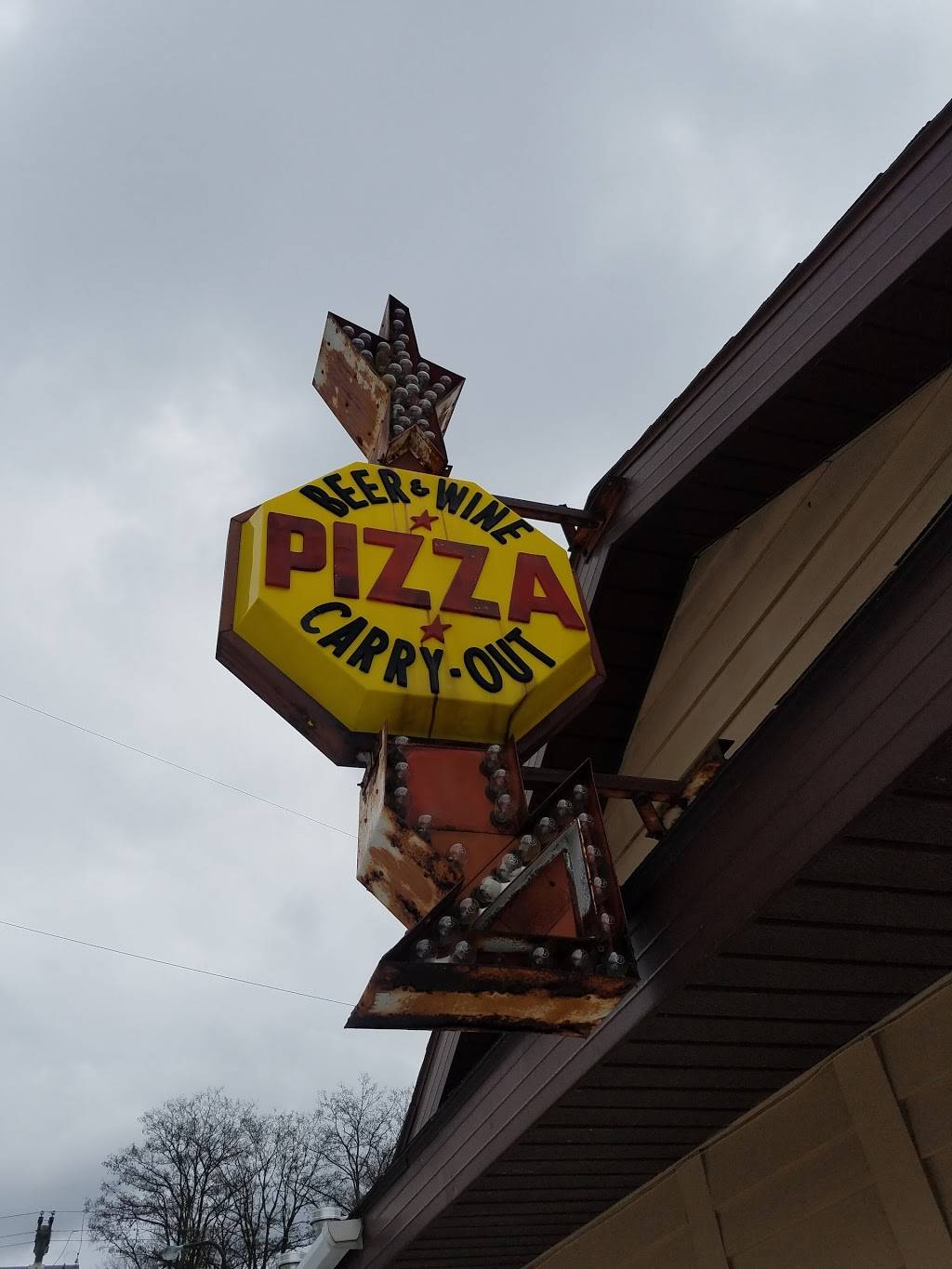 G Js Pizza & Market | restaurant | 2700 Holiday Rd, Traverse City, MI 49686, USA | 2319382700 OR +1 231-938-2700