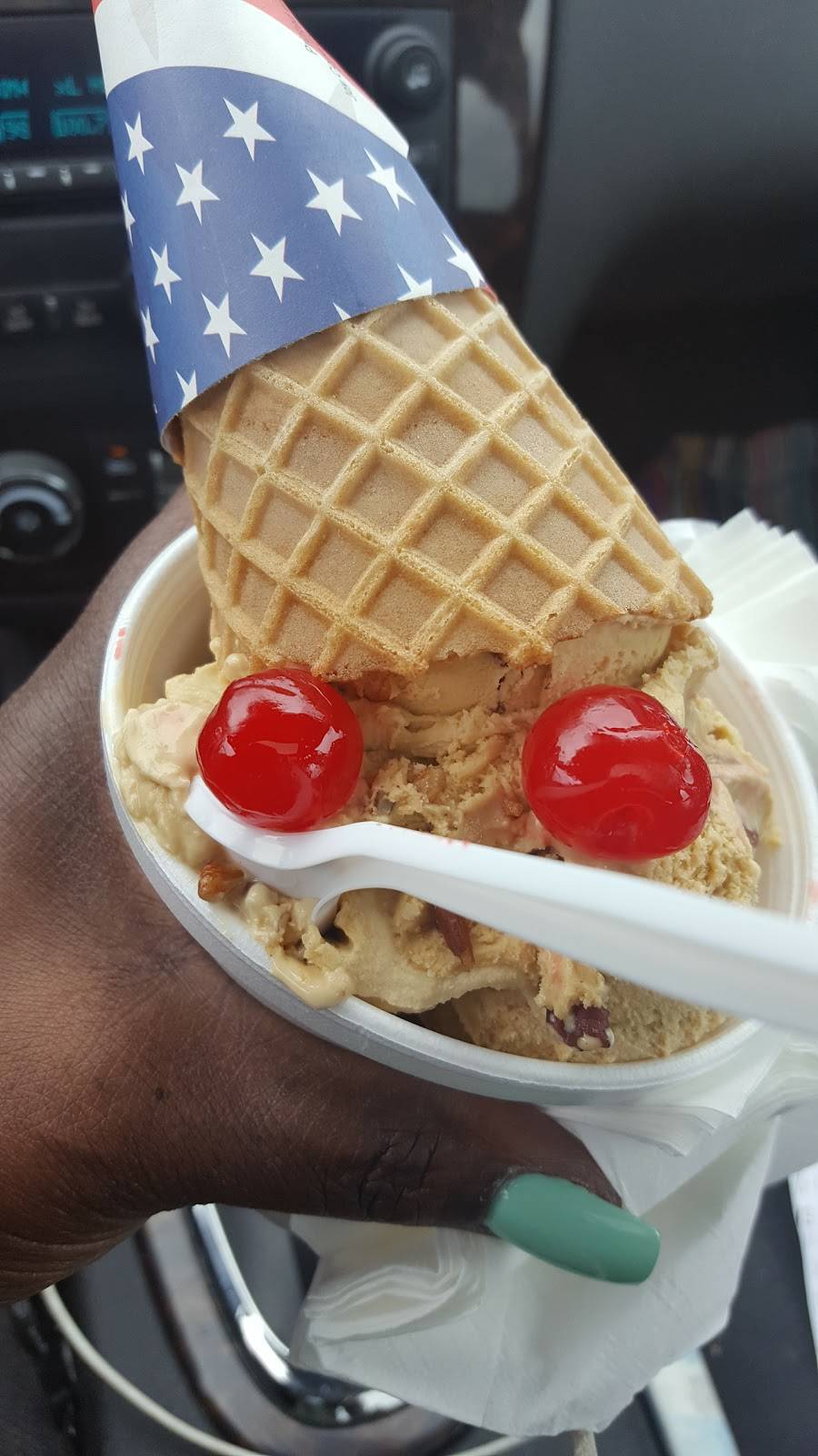 Kitts Frozen Custard | restaurant | 7000 W Capitol Dr, Milwaukee, WI 53216, USA | 4144611400 OR +1 414-461-1400