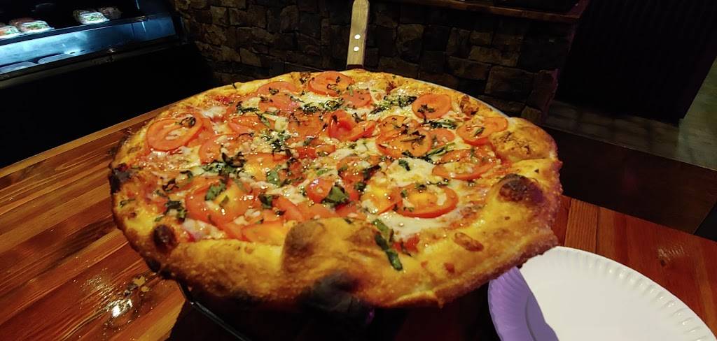 Giant Rustic Pizza | restaurant | 3945 E Camelback Rd, Phoenix, AZ 85018, USA | 6024229300 OR +1 602-422-9300
