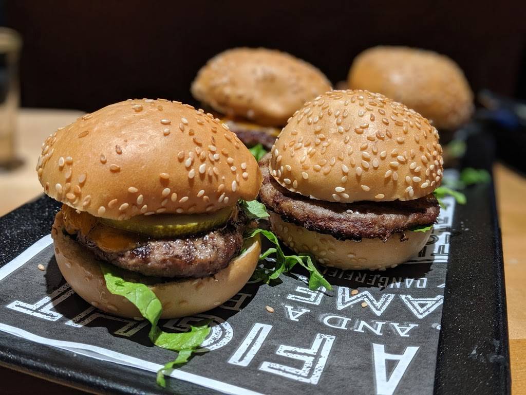 Shoeless Joes Sports Grill | restaurant | 3200 Dufferin St, North York, ON M6A 2T2, Canada | 4167877934 OR +1 416-787-7934