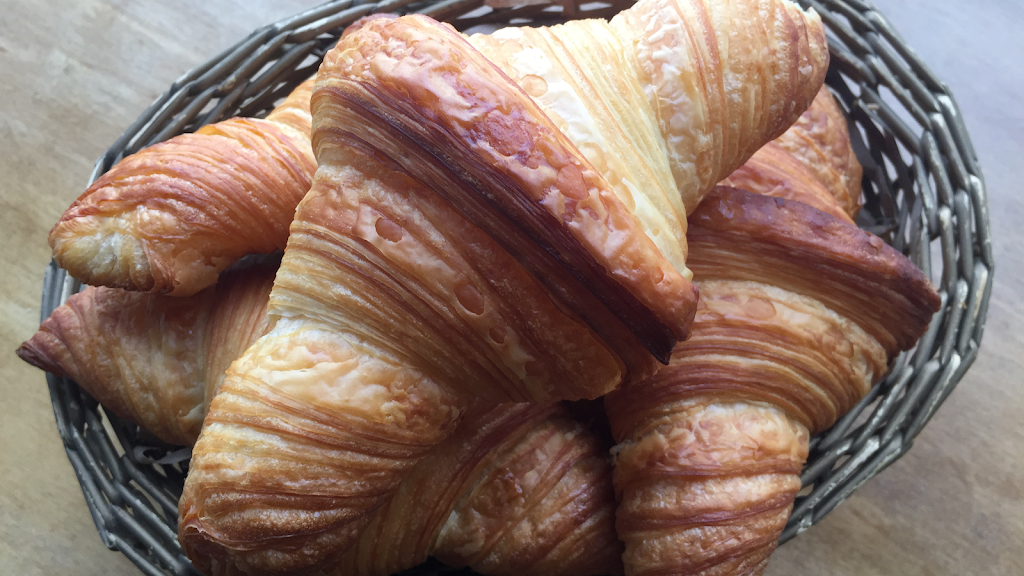 Dolys Delectables | bakery | 245 E Broadway, Long Beach, CA 90802, USA | 5624359400 OR +1 562-435-9400