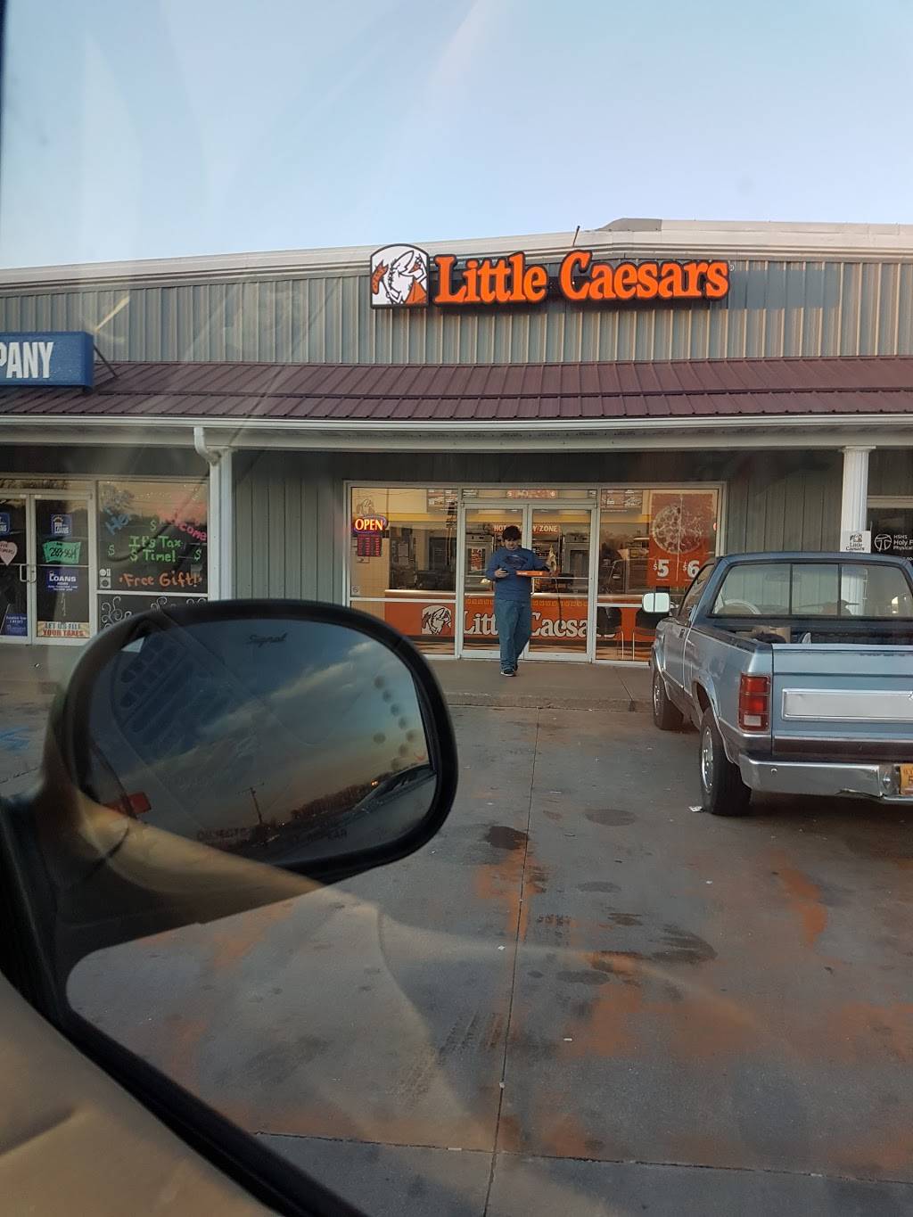 Little Caesars Pizza | meal takeaway | 1611 Veterans Ave, Vandalia, IL 62471, USA | 6182832300 OR +1 618-283-2300