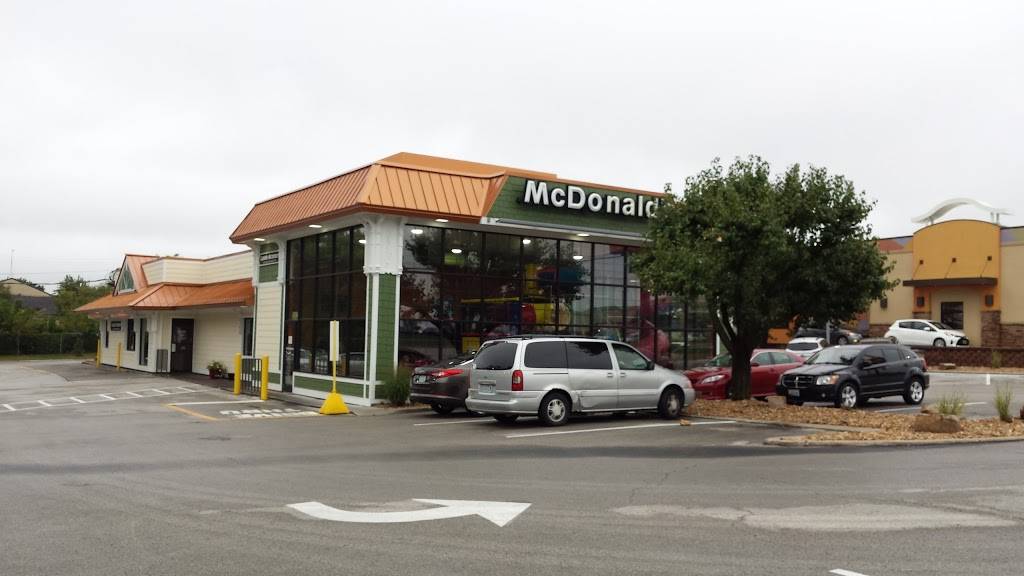 McDonalds | cafe | 901 NW Chipman Rd, Lees Summit, MO 64063, USA | 8165247239 OR +1 816-524-7239