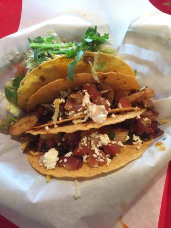 Fuzzys Taco Shop | restaurant | 104 W Pleasant Run Rd, DeSoto, TX 75115, USA | 4692974924 OR +1 469-297-4924