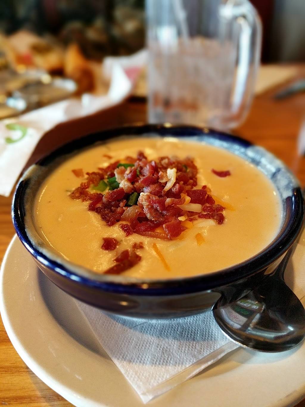 Chilis Grill & Bar | restaurant | 2021 SW Wanamaker Rd, Topeka, KS 66604, USA | 7852719777 OR +1 785-271-9777