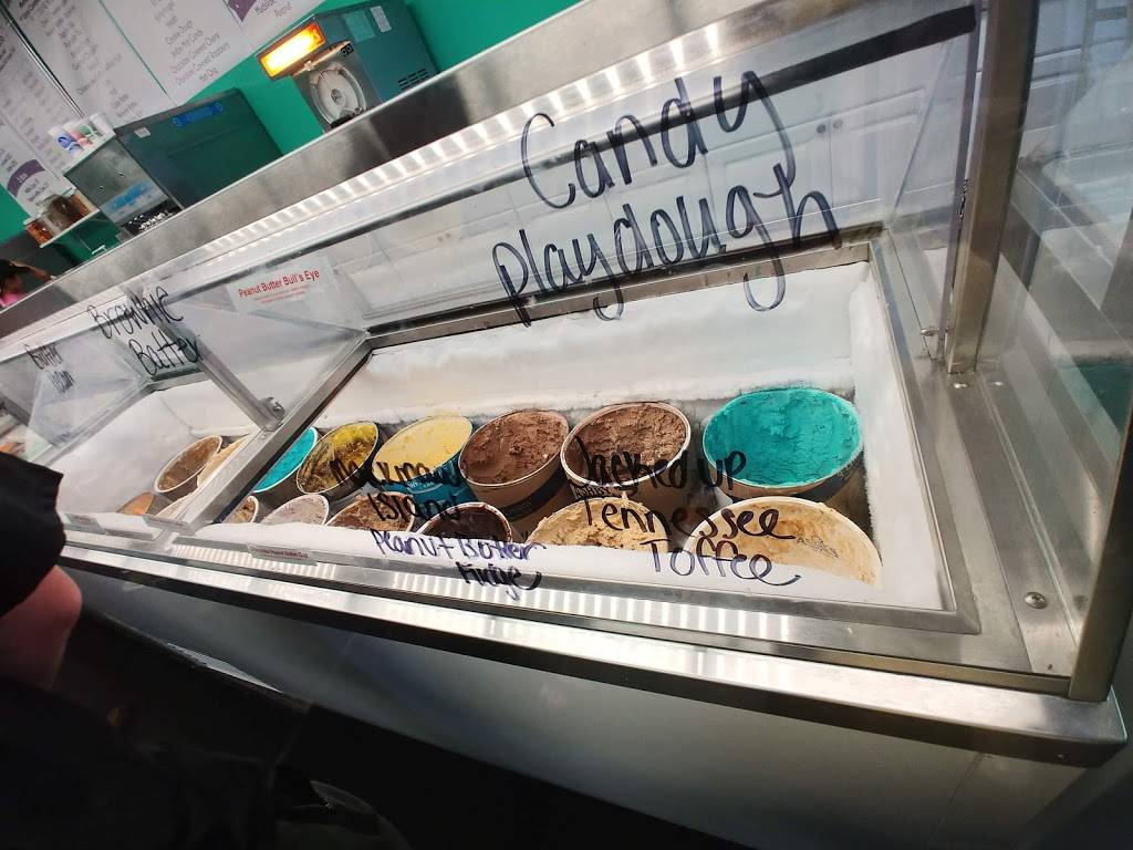 Cadillac Ice Cream Company | restaurant | 101-199 Leisure St, Cadillac, MI 49601, USA | 2317757151 OR +1 231-775-7151