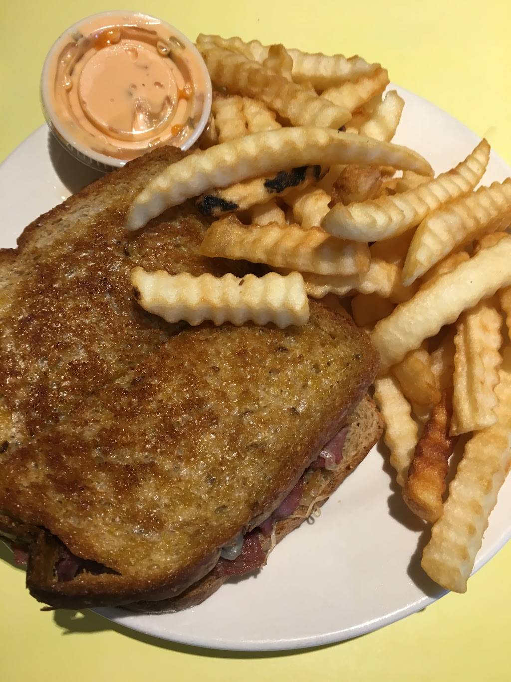 Auburns Town Tavern | restaurant | 1343 Main St, Auburn, IN 46706, USA | 2609250555 OR +1 260-925-0555