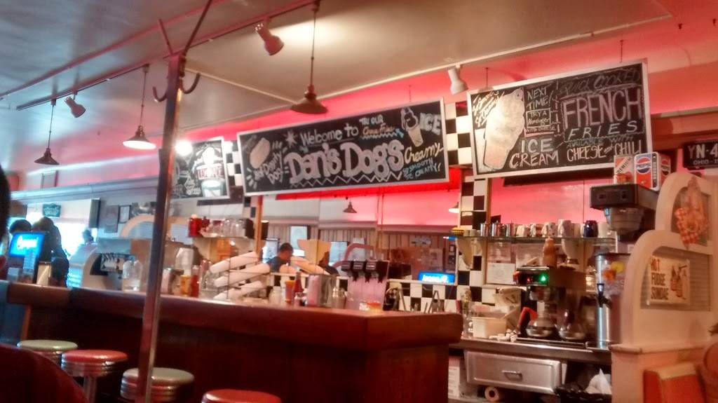 Dans Dogs Hot Dog Eatery & Diner | restaurant | 111 W Liberty St, Medina, OH 44256, USA | 3309522925 OR +1 330-952-2925