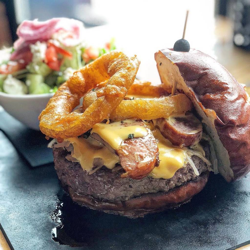 The Burger Social | restaurant | 108 N Hale St, Wheaton, IL 60187, USA | 6304800458 OR +1 630-480-0458