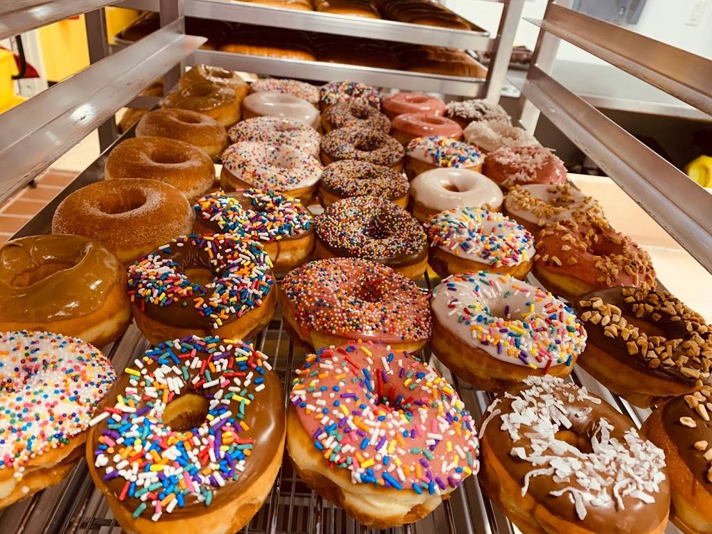 Snowflakes Donuts | restaurant | 203 N Main St, Hutchins, TX 75141, USA | 9722250808 OR +1 972-225-0808