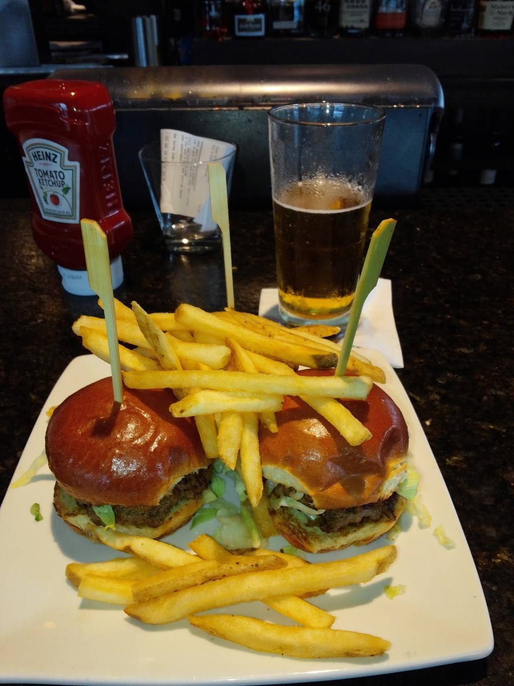 Bar Louie | night club | 675 U.S. Highway 1S Ste. 8, Iselin, NJ 08830, USA | 8482140010 OR +1 848-214-0010