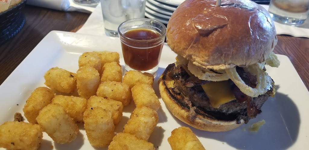 Bar Louie | night club | 15001 Potomac Town Pl #100, Woodbridge, VA 22191, USA | 5712988610 OR +1 571-298-8610