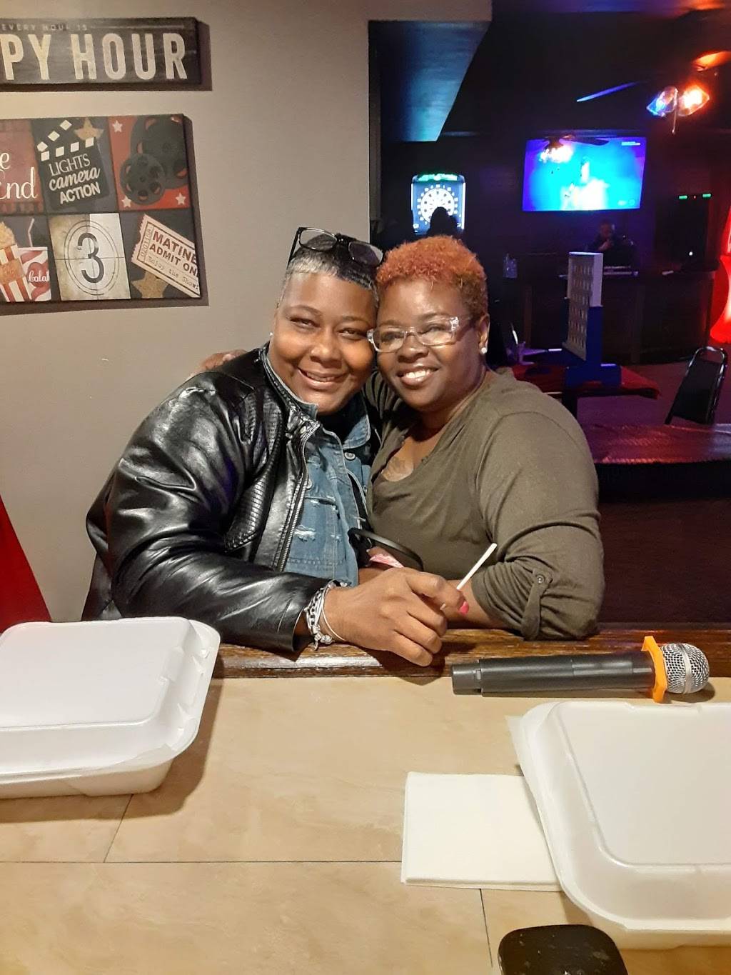 Goodfellas | restaurant | 4218 Bond Ave, East St Louis, IL 62207, USA | 6186469901 OR +1 618-646-9901