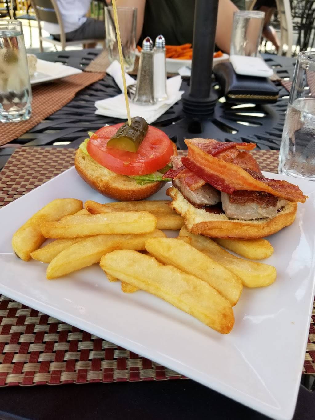 North Street Tavern & Wood Fired Pizza | restaurant | North St, White Plains, NY 10605, USA | 9144377111 OR +1 914-437-7111