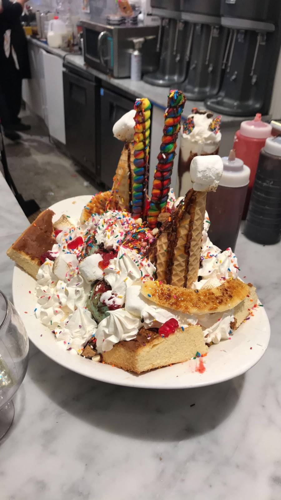 Sugar Factory Chicago-Rosemont | restaurant | 5445 Park Pl, Rosemont, IL 60018, USA | 8472339010 OR +1 847-233-9010