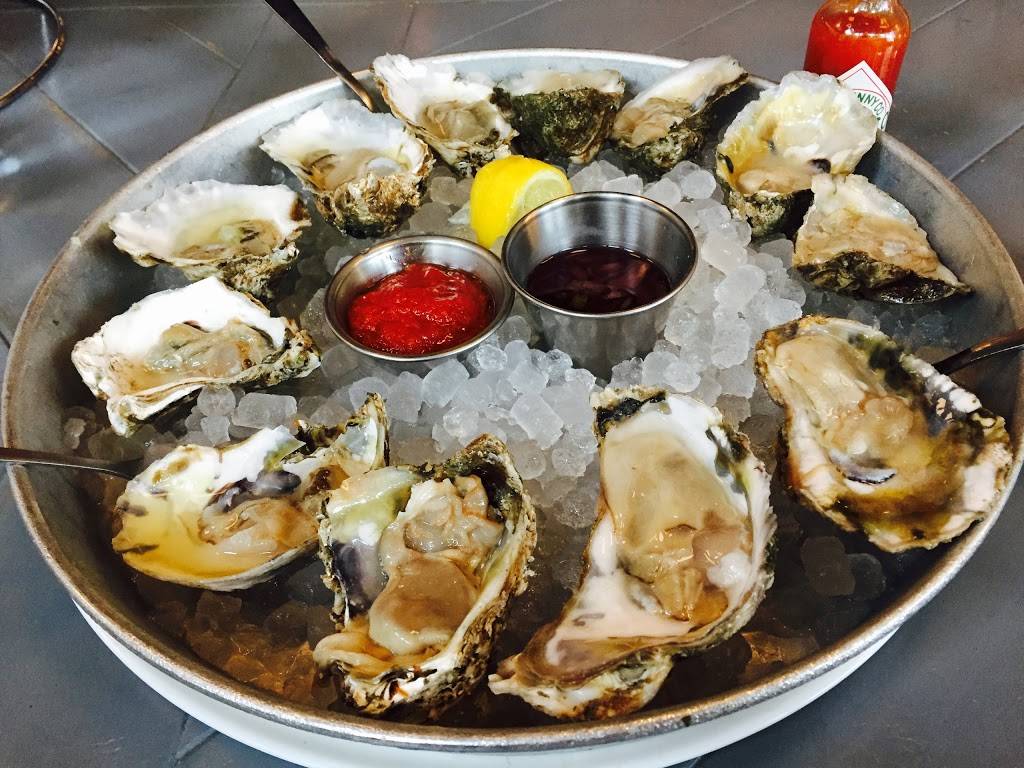 The Walrus Oyster & Ale House | restaurant | 152 Waterfront St, Oxon Hill, MD 20745, USA | 3015676100 OR +1 301-567-6100