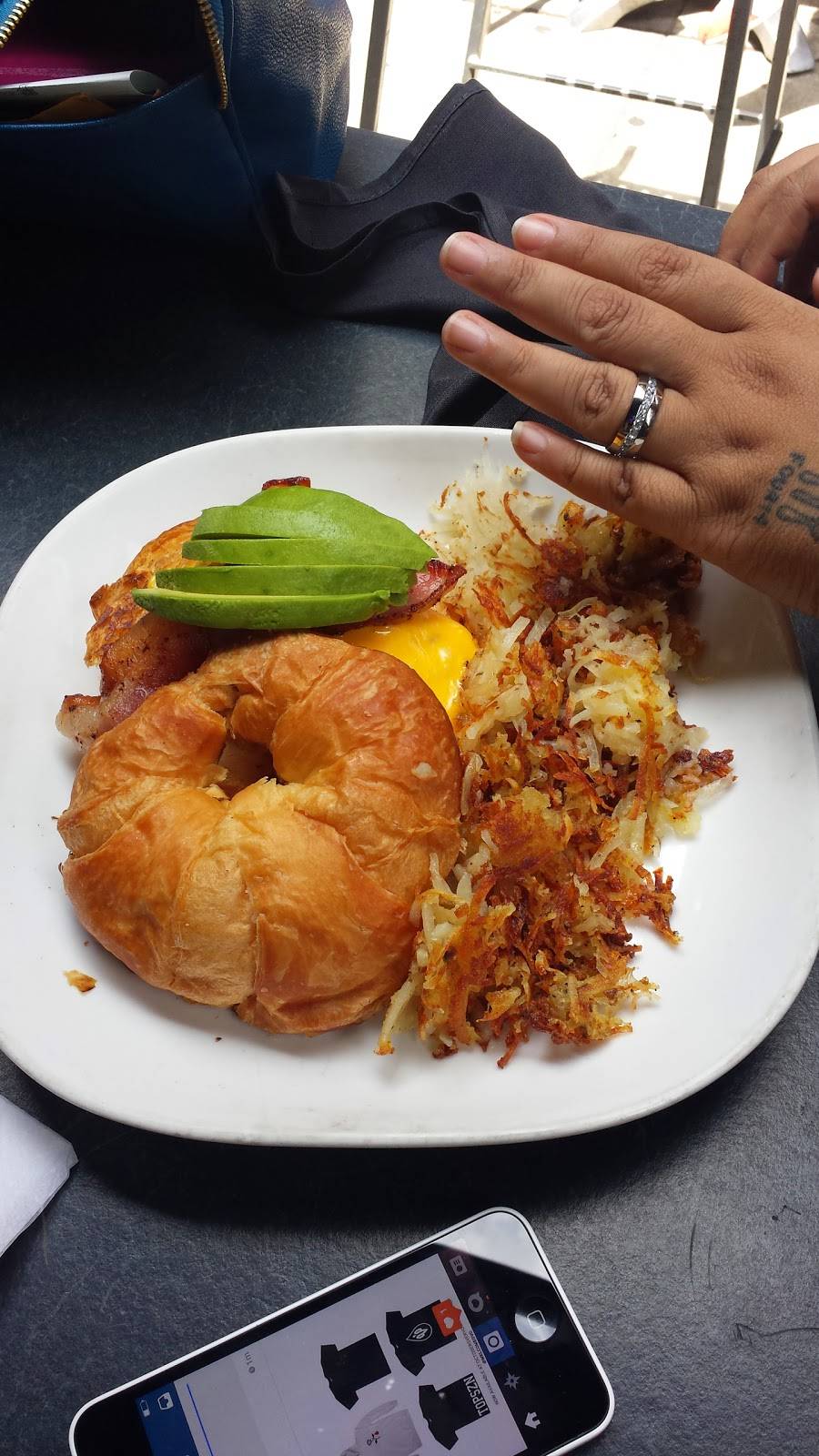 Blue Line Lounge & Grill | restaurant | 1548 N Damen Ave, Chicago, IL 60622, USA | 7733953700 OR +1 773-395-3700