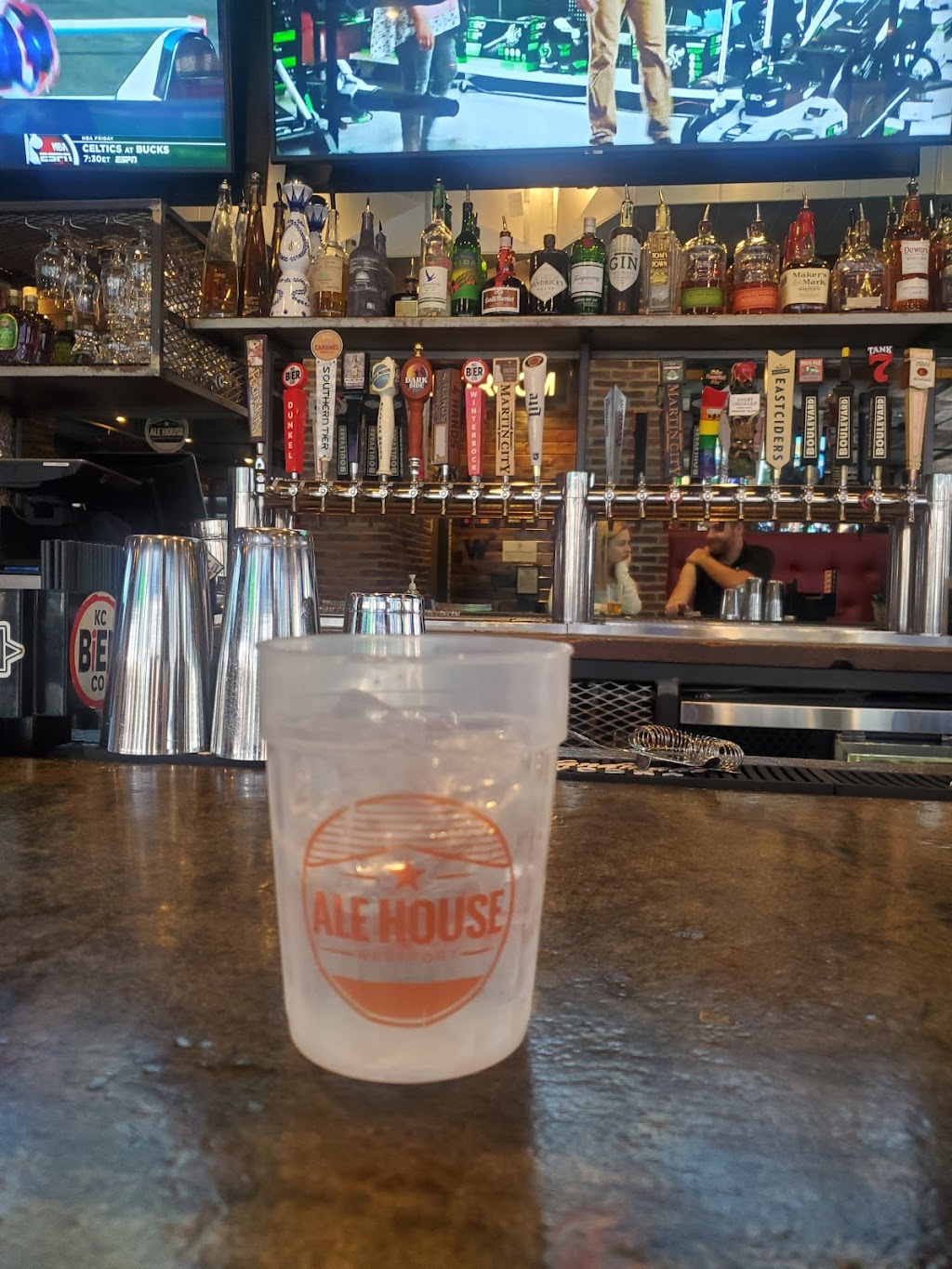 Westport Ale House | restaurant | 4128 Broadway Blvd, Kansas City, MO 64111, USA | 8167565277 OR +1 816-756-5277