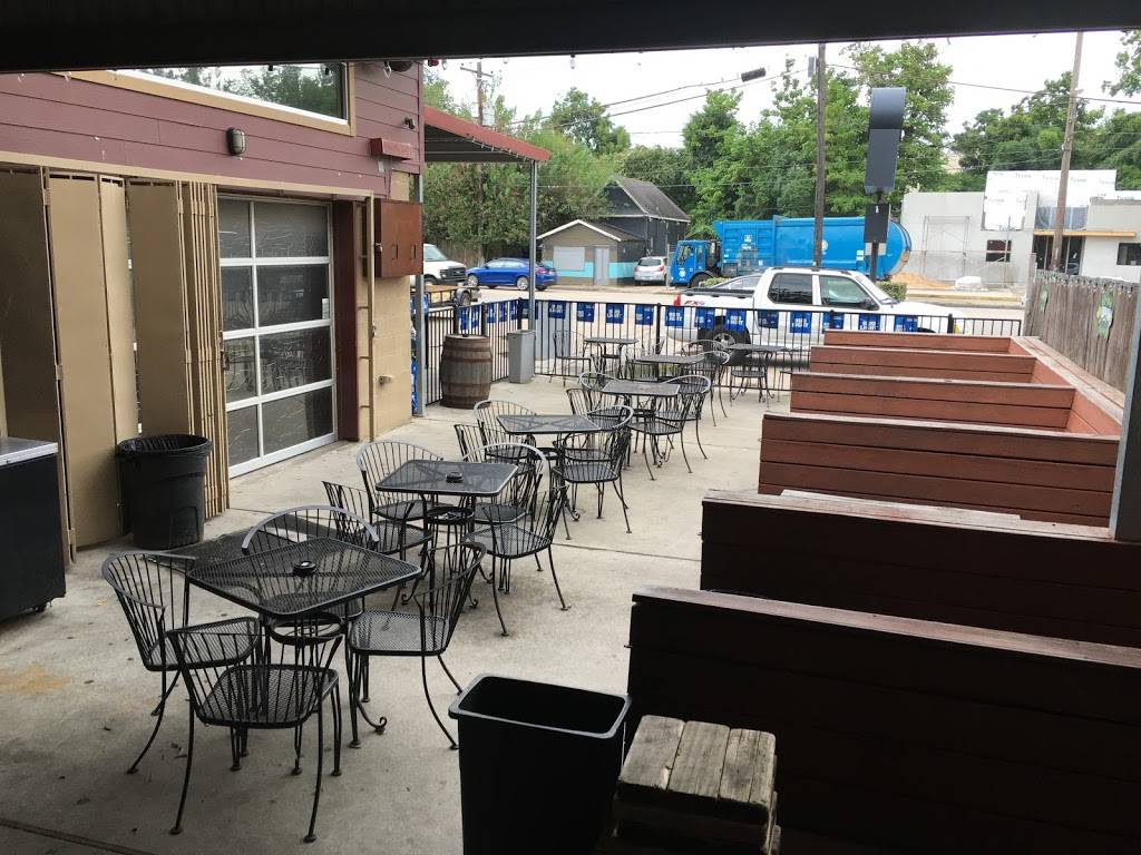 Underdogs Pub | restaurant | 4212 Washington Ave, Houston, TX 77007, USA | 7134105660 OR +1 713-410-5660