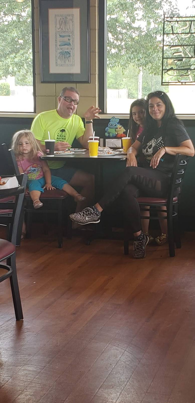 Mazzios | restaurant | 103 Holiday Ln, Locust Grove, OK 74352, USA | 9184792900 OR +1 918-479-2900