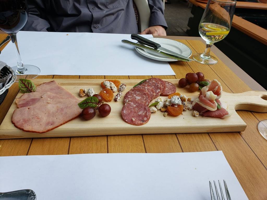 Restaurant Les Menus-Plaisirs | restaurant | 244 Boulevard Sainte-Rose, Laval, QC H7L 1L9, Canada | 4506250976 OR +1 450-625-0976