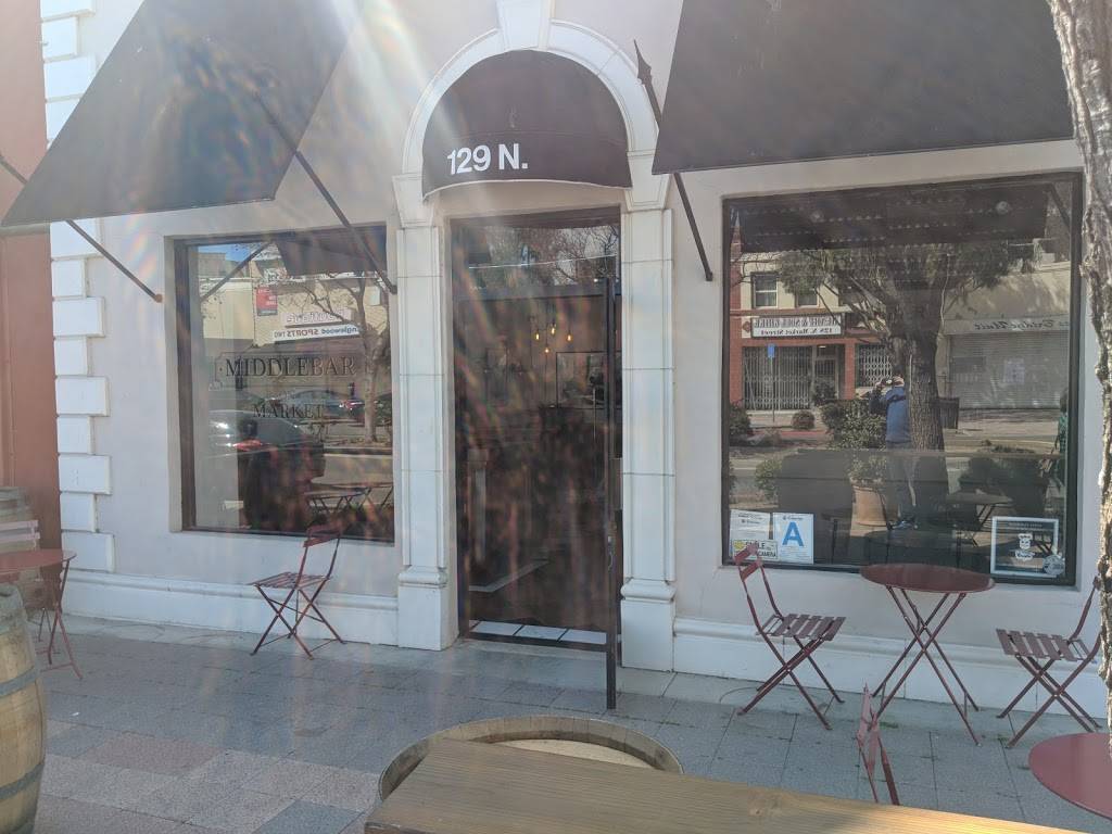 MiddleBar | restaurant | 129 N Market St, Inglewood, CA 90301, USA | 3234547577 OR +1 323-454-7577