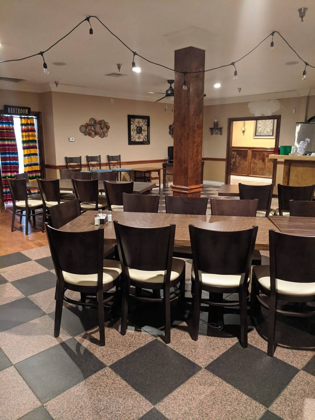 El Burrito Mexican Restaurant | restaurant | 2400 N Main St, Liberty, TX 77575, USA | 9362538195 OR +1 936-253-8195