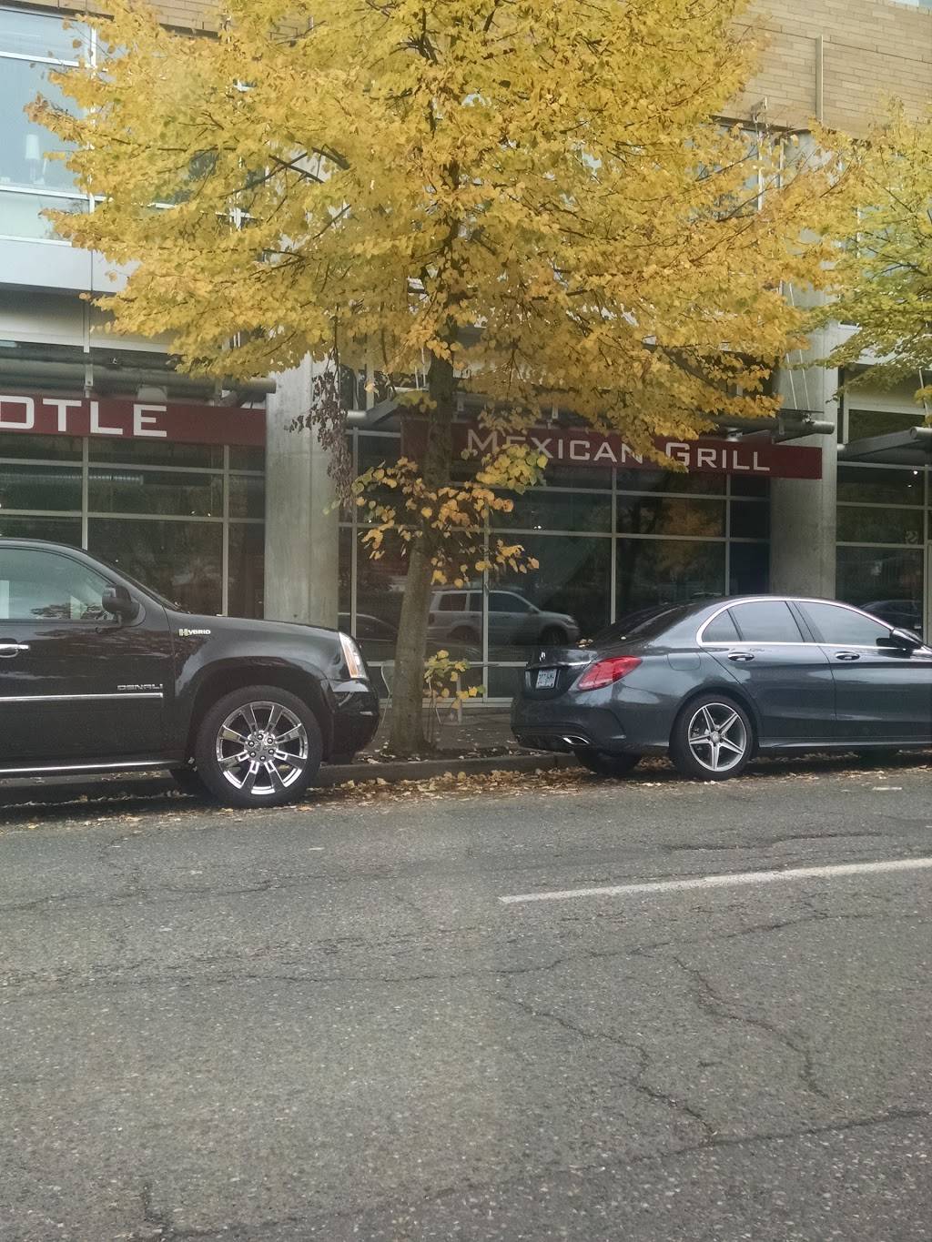 Chipotle Mexican Grill | restaurant | 1948 SW Broadway, Portland, OR 97201, USA | 5032742002 OR +1 503-274-2002