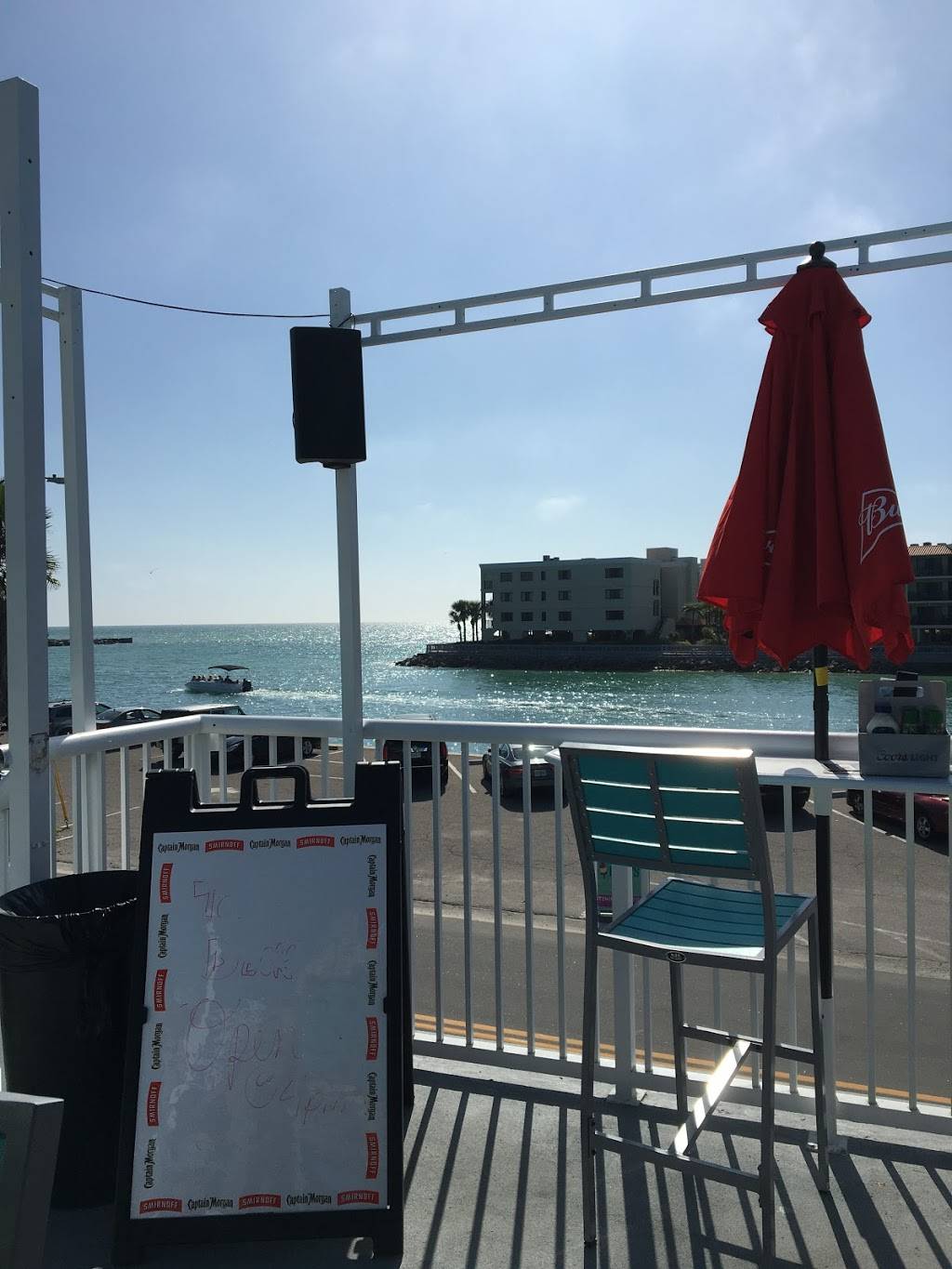 Buoys Waterfront Bar and Grill | restaurant | 678 75th Ave, St Pete Beach, FL 33706, USA | 7279392369 OR +1 727-939-2369