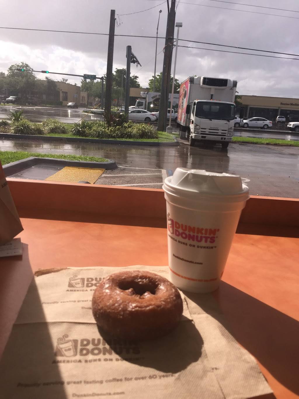 Dunkin | bakery | 15905 NW 57th Ave, Hialeah, FL 33014, USA | 3056212024 OR +1 305-621-2024