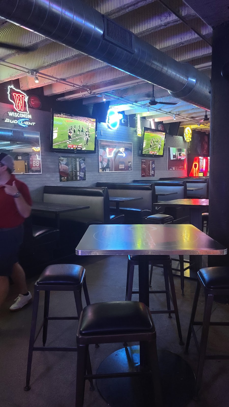 Chasers Bar & Grille | restaurant | 408 W Gorham St, Madison, WI 53703, USA | 6085886825 OR +1 608-588-6825