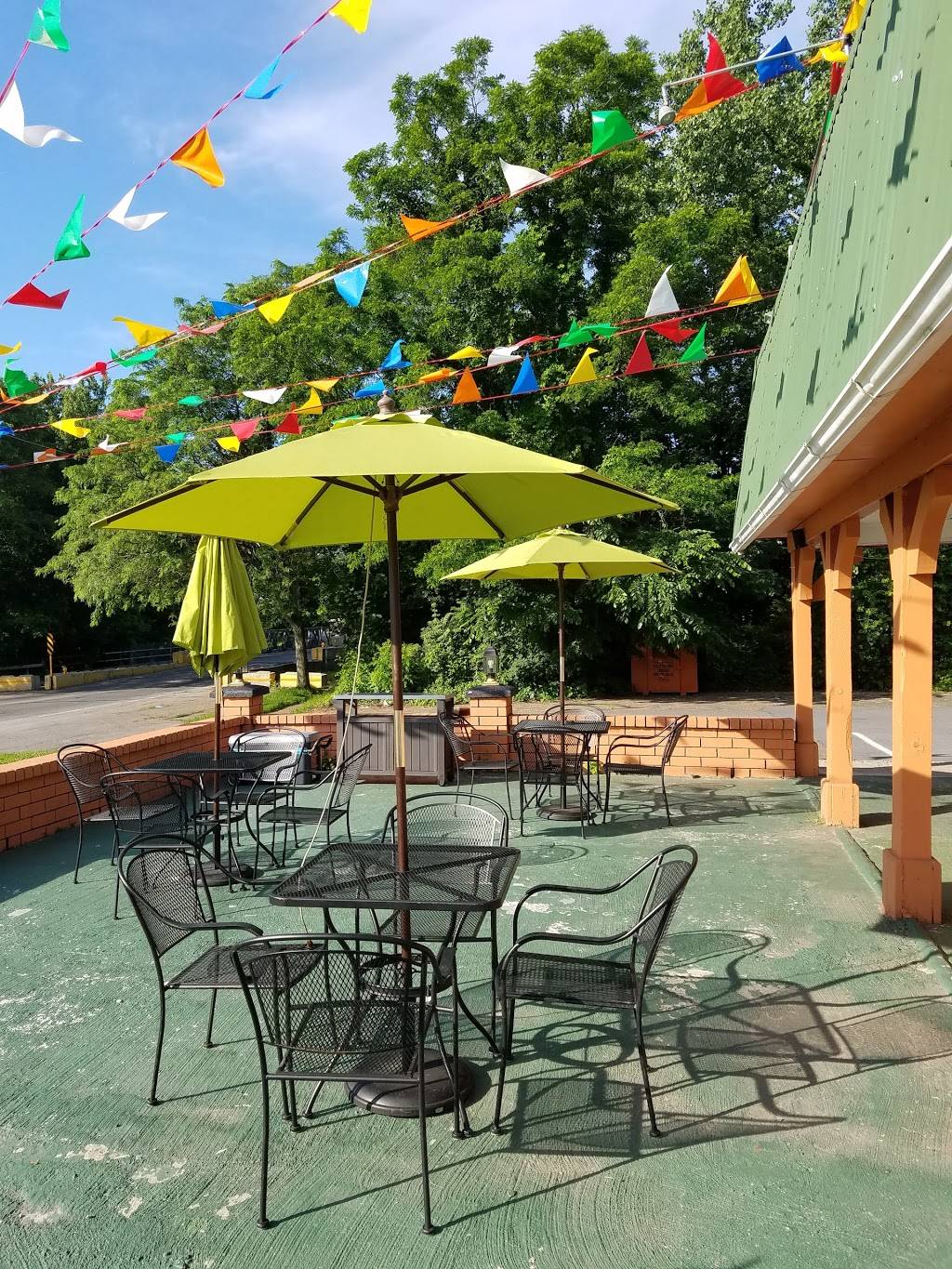 The Patio | restaurant | 190 Lake St, Newburgh, NY 12550, USA | 8455620101 OR +1 845-562-0101