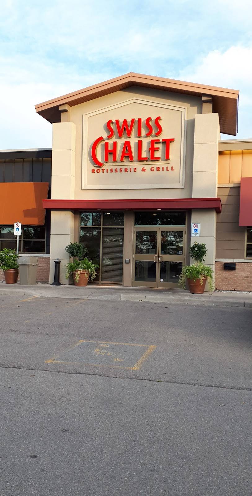 Swiss Chalet | restaurant | 2422 Fairview St, Burlington, ON L7R 2E4, Canada | 9056813336 OR +1 905-681-3336