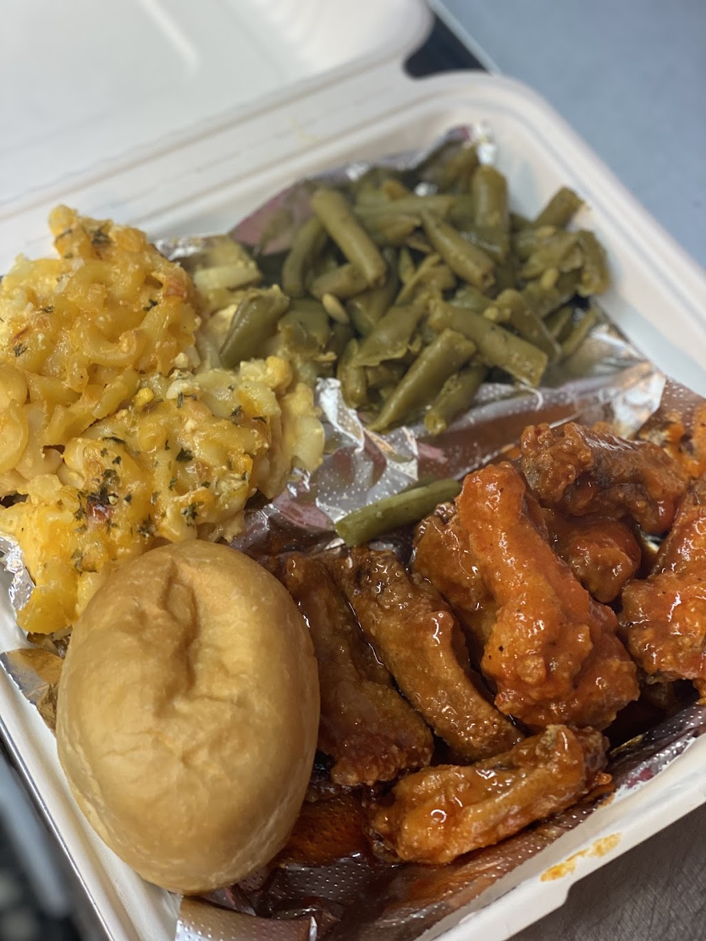 Seasoned Soul Kitchen & Catering | restaurant | 16400 W 7 Mile Rd, Detroit, MI 48235, USA | 3134332847 OR +1 313-433-2847