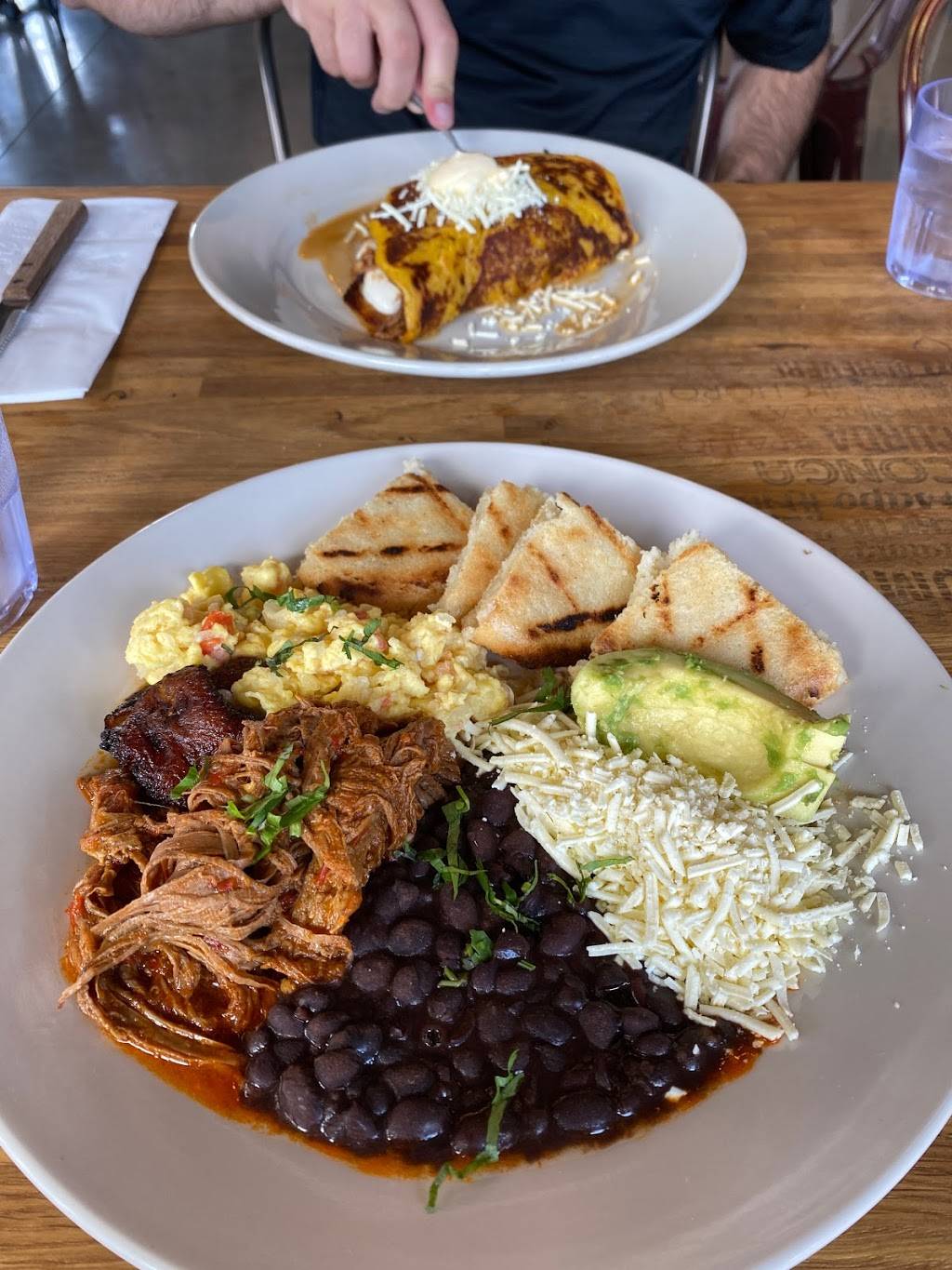 Doggis Arepa Bar | restaurant | 801 N Federal Hwy Suite 118, Hallandale Beach, FL 33009, USA | 7544008115 OR +1 754-400-8115