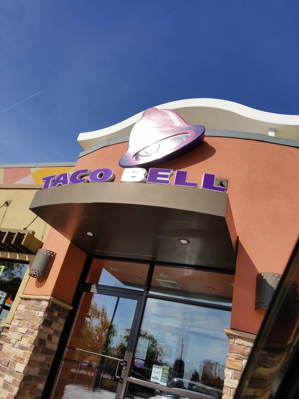 Taco Bell | meal takeaway | 3334 S 27th St, Milwaukee, WI 53215, USA | 4143890405 OR +1 414-389-0405