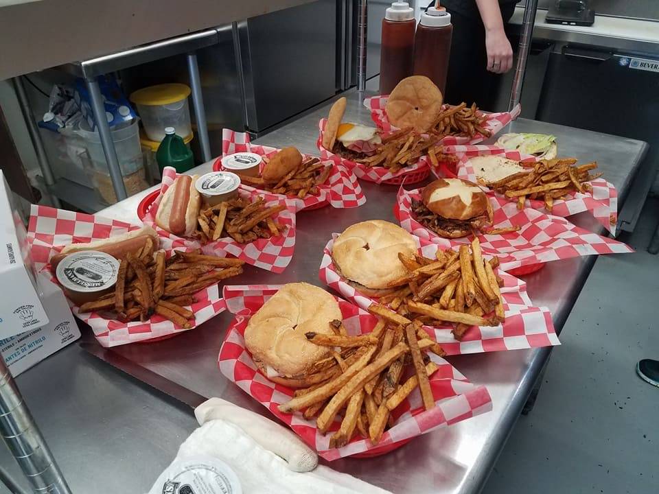 Stewartstown Smokehouse And Beer Barn | restaurant | 9 N Hill St, Stewartstown, PA 17363, USA | 7179932003 OR +1 717-993-2003