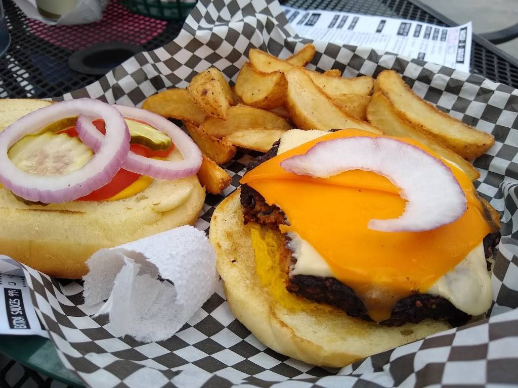 3rd Deck Burger Bar | restaurant | 151 Riverfront Pkwy, Chattanooga, TN 37402, USA | 4232664488 OR +1 423-266-4488