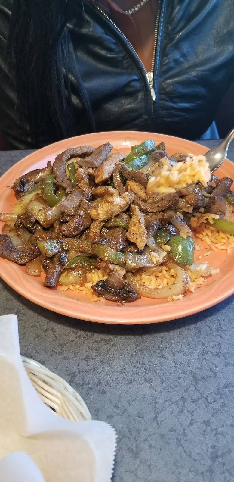 Sombreros Restaurant | restaurant | 445 N Pioneer Rd, Fond du Lac, WI 54935, USA | 9209229207 OR +1 920-922-9207