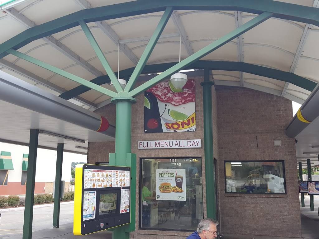 Sonic Drive-In | restaurant | 1100 NE Green Oaks Blvd, Arlington, TX 76006, USA | 8172749028 OR +1 817-274-9028