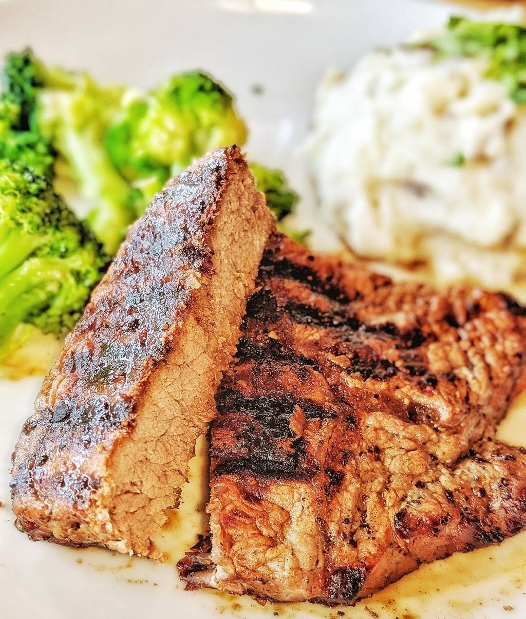 Applebees Grill + Bar | restaurant | 1627-34 Opelika Rd, Auburn, AL 36830, USA | 3348877747 OR +1 334-887-7747