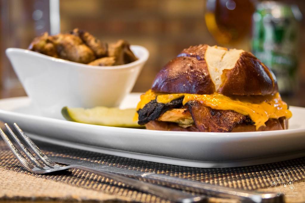 Dukes Alehouse and Kitchen | restaurant | 110 N Main St, Crystal Lake, IL 60014, USA | 8153569980 OR +1 815-356-9980