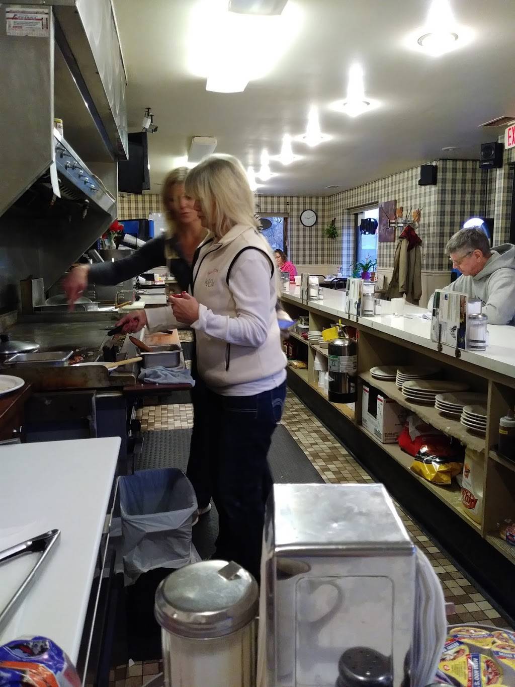 Rocks Place | restaurant | 501 Lincolnway W, Mishawaka, IN 46544, USA | 5742555862 OR +1 574-255-5862