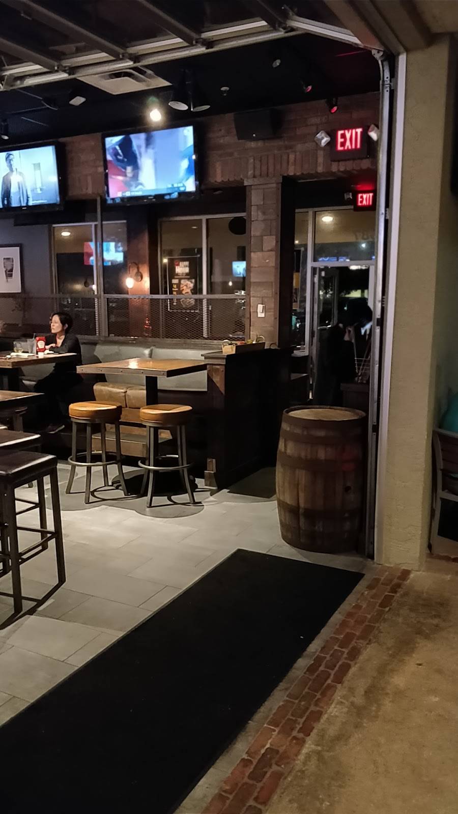 World of Beer | restaurant | 1391 S University Dr, Plantation, FL 33324, USA | 9543821897 OR +1 954-382-1897