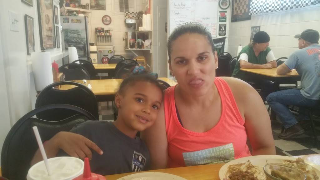 Race Car Diner | restaurant | 25641 Monroe St, Astatula, FL 34705, USA | 3522536940 OR +1 352-253-6940