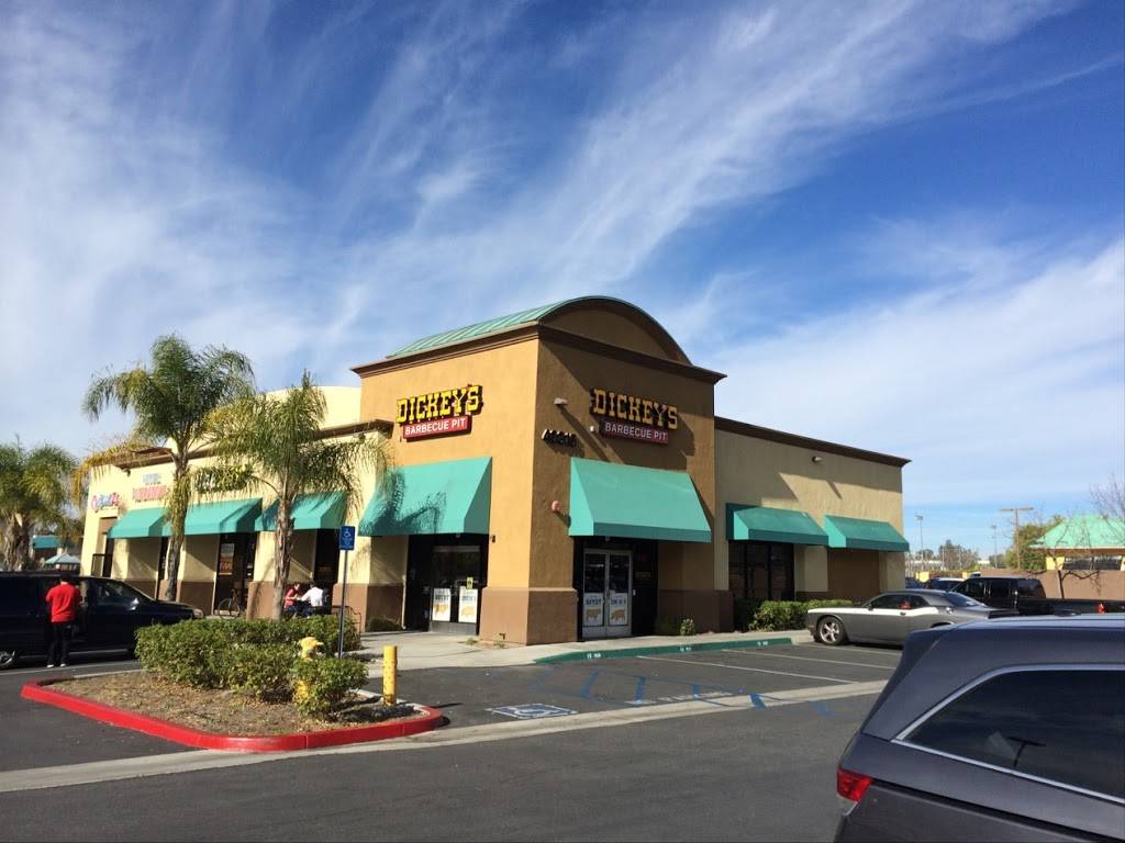 Dickeys Barbecue Pit | restaurant | 40315 Winchester Rd d, Temecula, CA 92591, USA | 9512965105 OR +1 951-296-5105