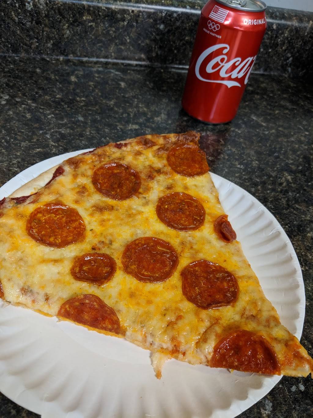 Bellas Pizza | restaurant | 6061, 658 N Ashland Ave, Chicago, IL 60622, USA | 7732520505 OR +1 773-252-0505