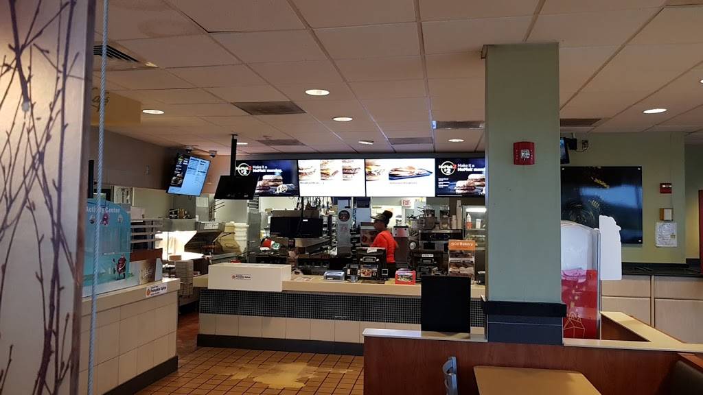 McDonalds | cafe | 649 N Main St, Providence, RI 02904, USA | 4012749341 OR +1 401-274-9341