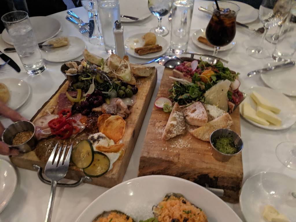 Giovannis | restaurant | 25550 Chagrin Blvd, Beachwood, OH 44122, USA | 2168318625 OR +1 216-831-8625